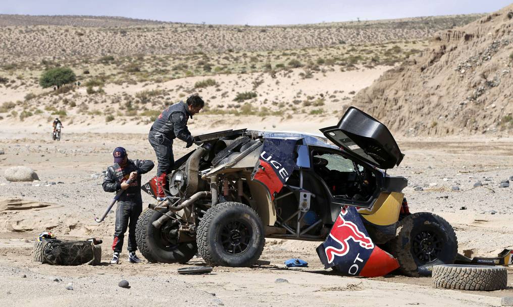 Come perdere una Dakar... Il ribaltamento di Sebastien Loeb. Reuters